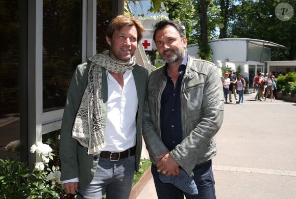 Laurent Delahousse et Frédéric Lopez aux Internationaux de Paris à Roland-Garros, à Paris le 4 juin 2015.
