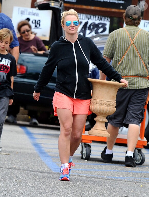Britney Spears se rend dans un magasin Home Depot à Los Angeles, le jeudi 4 juin 2015.