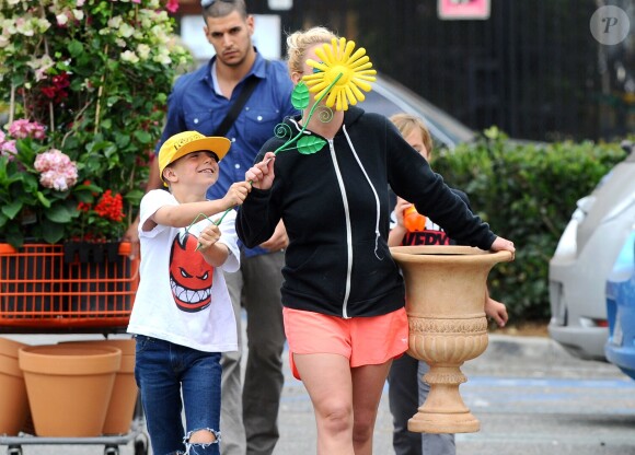La chanteuse Britney Spears se rend dans un magasin Home Depot à Los Angeles, accompagnée de ses enfants Sean Preston et Jayden James, le jeudi 4 juin 2015.