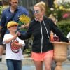 Britney Spears se rend dans un magasin Home Depot à Los Angeles, accompagnée de ses enfants Sean Preston et Jayden James, le jeudi 4 juin 2015.