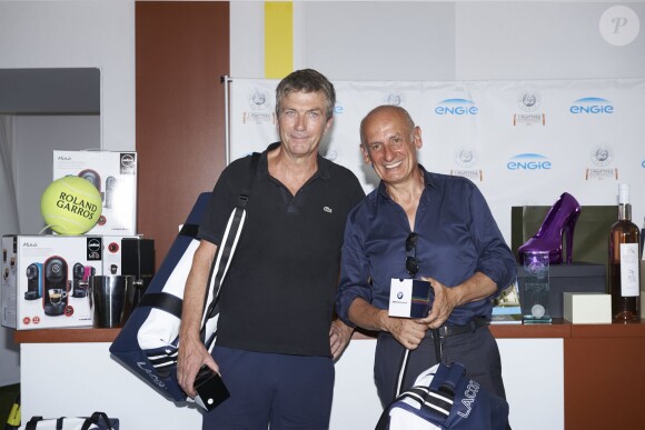 Philippe Caroit et Jean-Michel Aphatie lors de la quatrième et dernière journée du 23e Trophée des personnalités à Roland-Garros, le vendredi 5 juin 2015.