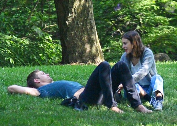 Exclusif - Alexander Skarsgard et Alexa Chung passent une journée romantique dans un jardin botanique à New York, le 30 mai 2015.