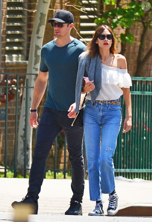 Exclusif - Alexander Skarsgard et Alexa Chung passent une journée romantique dans un jardin botanique à New York, le 30 mai 2015.