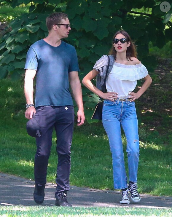 Exclusif - Alexander Skarsgard et Alexa Chung passent une journée romantique dans un jardin botanique à New York, le 30 mai 2015.