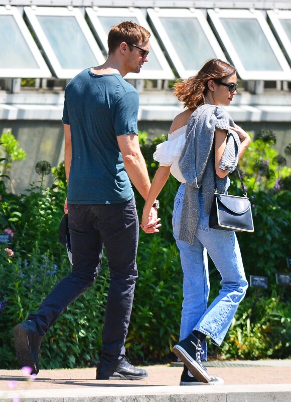 Exclusif - Alexander Skarsgard et Alexa Chung passent une journée romantique dans un jardin botanique à New York, le 30 mai 2015.