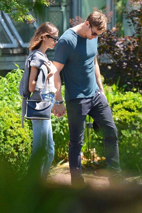 Exclusif - Alexander Skarsgard et Alexa Chung passent une journée romantique dans un jardin botanique à New York, le 30 mai 2015.