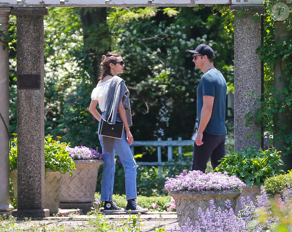 Exclusif - Alexander Skarsgard et Alexa Chung passent une journée romantique dans un jardin botanique à New York, le 30 mai 2015.