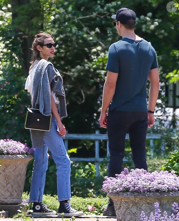 Exclusif - Alexander Skarsgard et Alexa Chung passent une journée romantique dans un jardin botanique à New York, le 30 mai 2015.