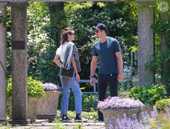 Exclusif - Alexander Skarsgard et Alexa Chung passent une journée romantique dans un jardin botanique à New York, le 30 mai 2015.