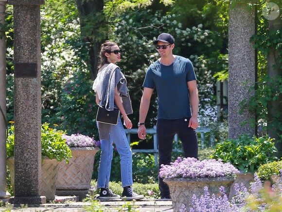 Exclusif - Alexander Skarsgard et Alexa Chung passent une journée romantique dans un jardin botanique à New York, le 30 mai 2015.