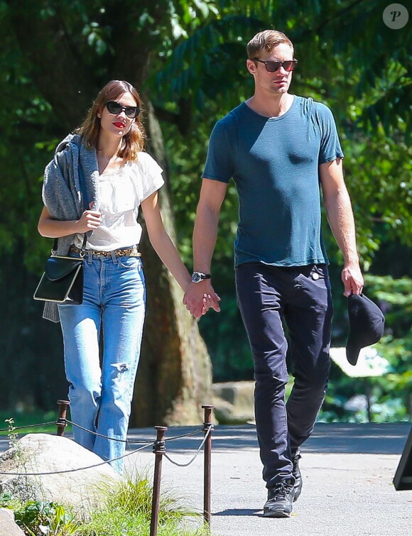 Exclusif - Alexander Skarsgard et Alexa Chung passent une journée romantique dans un jardin botanique à New York, le 30 mai 2015.