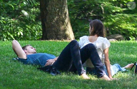 Exclusif - Alexander Skarsgard et Alexa Chung passent une journée romantique dans un jardin botanique à New York, le 30 mai 2015.