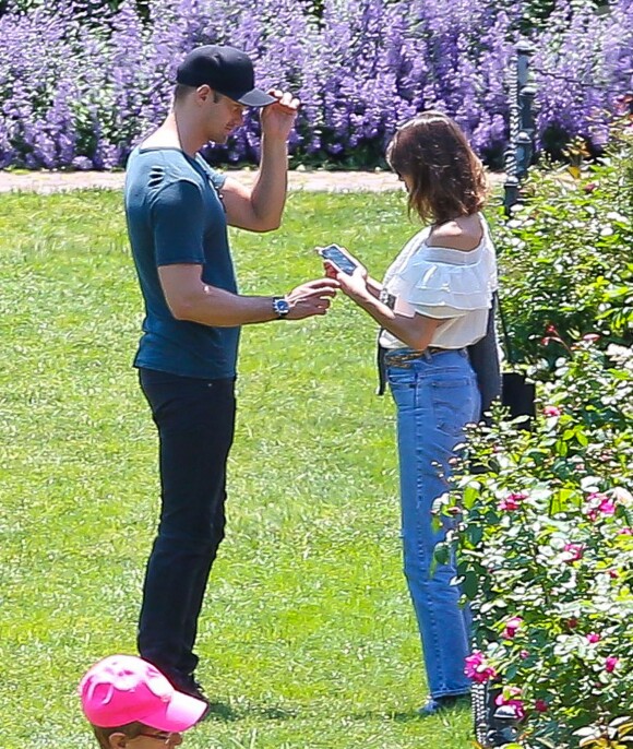 Exclusif - Alexander Skarsgard et Alexa Chung passent une journée romantique dans un jardin botanique à New York, le 30 mai 2015.