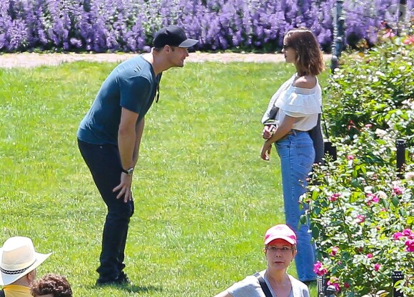 Exclusif - Alexander Skarsgard et Alexa Chung passent une journée romantique dans un jardin botanique à New York, le 30 mai 2015.