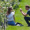 Exclusif - Alexander Skarsgard et Alexa Chung passent une journée romantique dans un jardin botanique à New York, le 30 mai 2015.