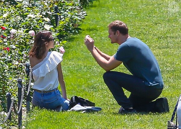 Exclusif - Alexander Skarsgard et Alexa Chung passent une journée romantique dans un jardin botanique à New York, le 30 mai 2015.