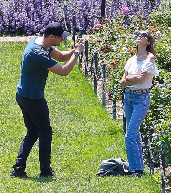 Exclusif - Alexander Skarsgard et Alexa Chung passent une journée romantique dans un jardin botanique à New York, le 30 mai 2015.