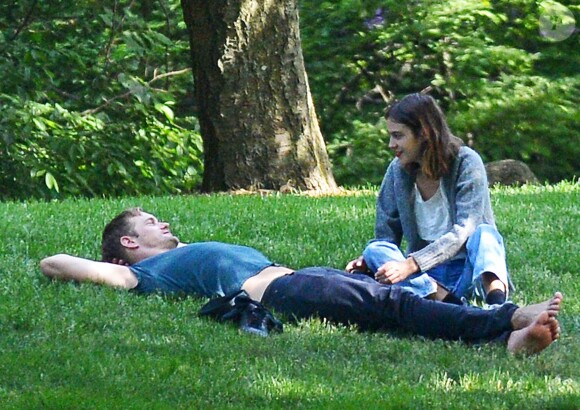 Exclusif - Alexander Skarsgard et Alexa Chung passent une journée romantique dans un jardin botanique à New York, le 30 mai 2015.