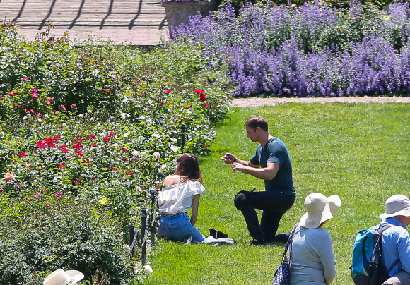 Exclusif - Alexander Skarsgard et Alexa Chung passent une journée romantique dans un jardin botanique à New York, le 30 mai 2015.