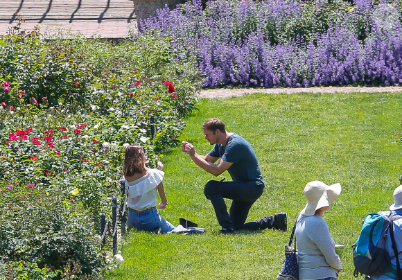Exclusif - Alexander Skarsgard et Alexa Chung passent une journée romantique dans un jardin botanique à New York, le 30 mai 2015.