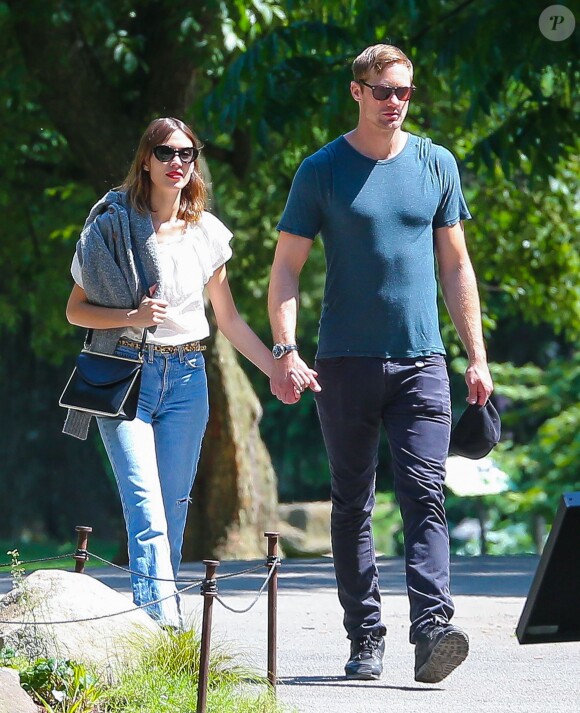Exclusif - Alexander Skarsgard et Alexa Chung passent une journée romantique dans un jardin botanique à New York, le 30 mai 2015.