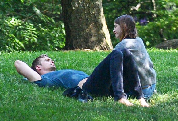 Exclusif - Alexander Skarsgard et Alexa Chung passent une journée romantique dans un jardin botanique à New York, le 30 mai 2015.