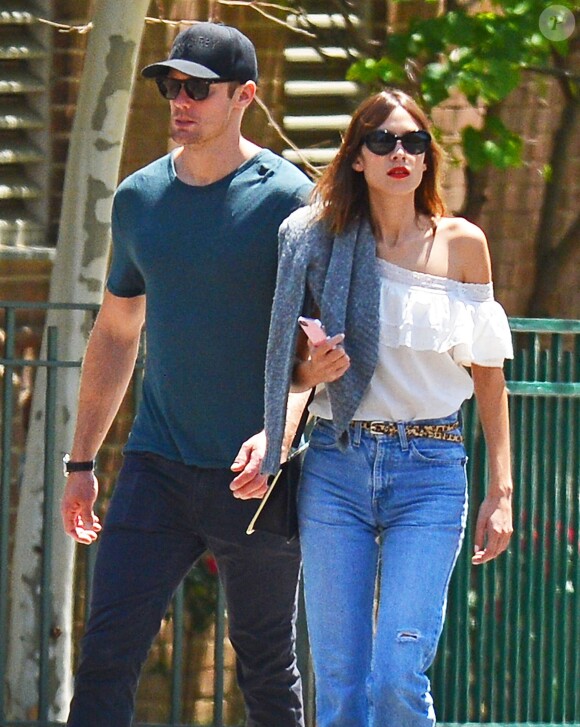 Exclusif - Alexander Skarsgard et Alexa Chung passent une journée romantique dans un jardin botanique à New York, le 30 mai 2015.