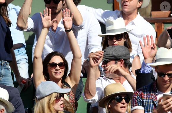 Jean Dujardin et sa compagne Nathalie Péchalat, en pleine ola lors de la finale des Internationaux de France à Roland-Garros, le 7 juin 2015 à Paris