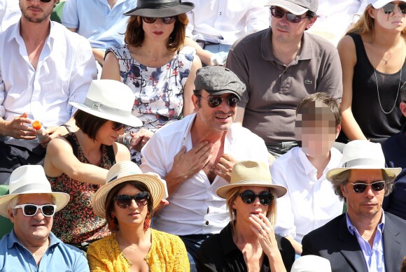 Jean Dujardin et son fils Simon accompagnés de Nathalie Péchalat ont assisté à la finale de Roland-Garros, à Paris le 7 juin 2015