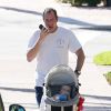 Exclusif - Michael Lohan, le pere de Lindsay, se promene avec son fils Landon pendant que sa petite-amie Kate Major fait quelques courses pres de leur maison a Delray Beach, le 6 octobre 2013. 