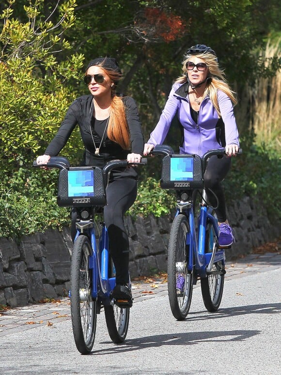 Lindsay Lohan et sa mere Dina se promenent a velo dans les rues de New York. Le 8 octobre 2013  