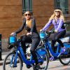 Lindsay Lohan fait du vélo avec sa mère Dina a New York, le 8 octobre 2013.  