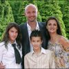 Frank Leboeuf, sa femme Betty et leurs enfants Hugo et Jade à Paris le 27 juin 2004. 