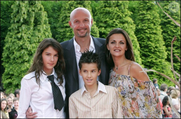 Frank Leboeuf, sa femme Betty et leurs enfants Hugo et Jade à Paris le 27 juin 2004. 