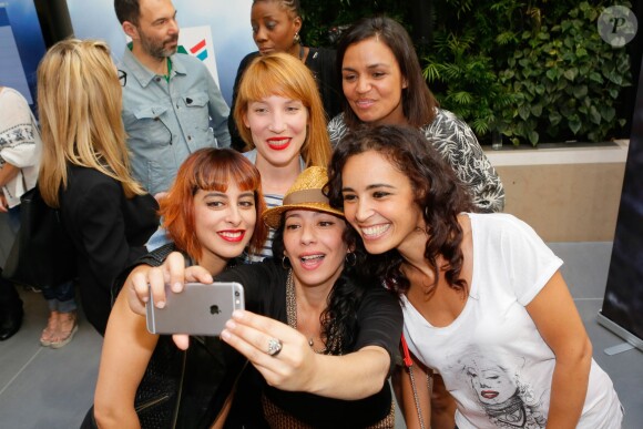 Instant selfie pour Carmen Maria Vega, Karimouche, Aïda Touihri et Laurence Routandjee - Tournoi de babyfoot à l'occasion de la 7e coupe du monde de football féminin au Village by CA à Paris le 8 juin 2015.
