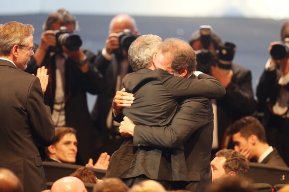 Vincent Lindon recevant son prix d'interprétation masculine pour le film "La Loi du Marché" et le réalisateur Stéphane Brizé - Cérémonie de clôture du 68e Festival International du film de Cannes, le 24 mai 2015