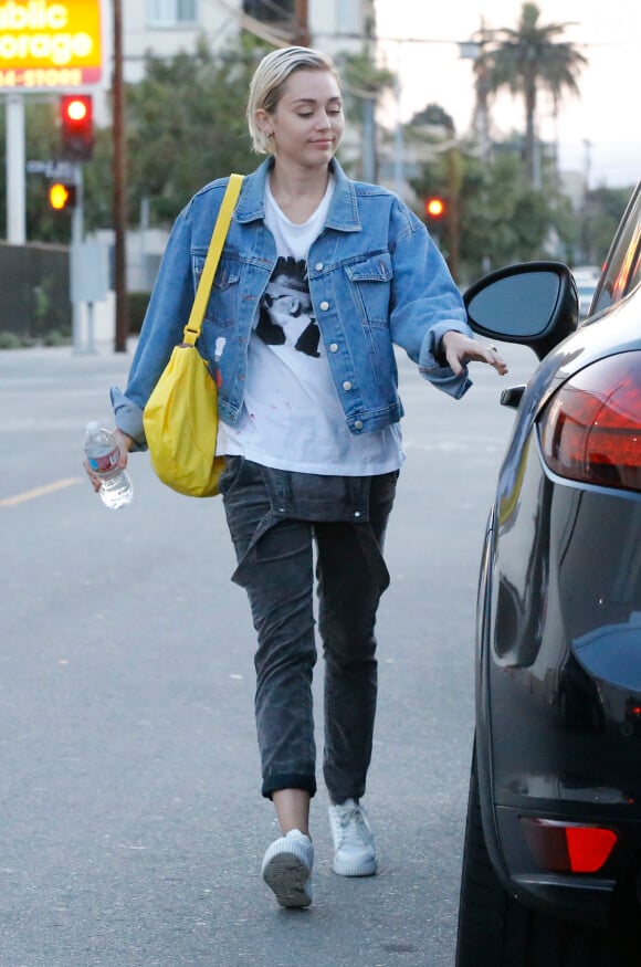 Miley Cyrus  dans les rues de West Hollywood, Los Angeles, le 6 juin 2015