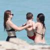 Tish Cyrus et ses filles Brandi et Noah profitent du soleil en famille sur une plage à Miami, le 21 mars 2014.