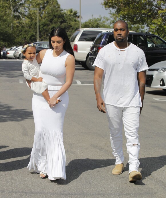 Kim Kardashian, Kanye West et leur fille North à Calabasas. Le 5 avril 2015.