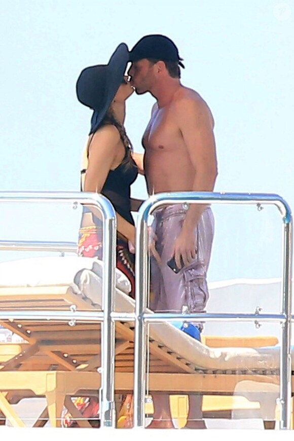 Paris Hilton embrasse son boyfriend Hans Thomas Gross, à Formentera, le 9 juin 2015.