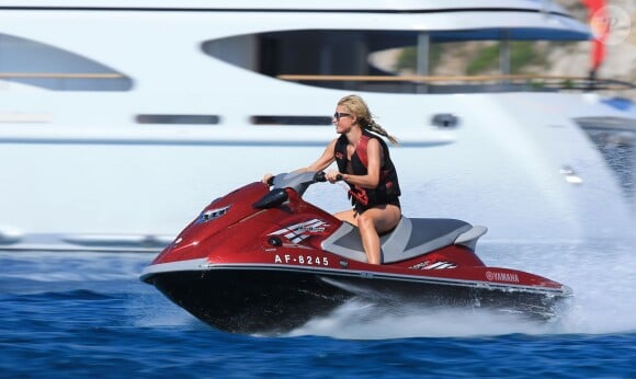 Paris Hilton en jet-ski à Formentera, le 9 juin 2015.