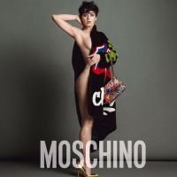 Katy Perry : Muse bling bling et presque nue pour Moschino