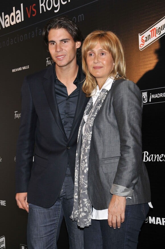 Rafael Nadal et sa mère Maria Parera lors de la présentation du match de charité "Rafael Nadal vs Roger Federer", organisé pour la RafaNadal Fundacion, à Madrid, le 22 octobre 2010