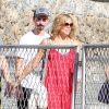 Kevin Richardson des Backstreet Boy et sa femme Kristin font des achats dans la boutique Havaianas avant d'aller admirer la vue de Rio de Janeiro, le 11 juin 2015