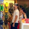 Kevin Richardson des Backstreet Boy et sa femme Kristin font des achats dans la boutique Havaianas avant d'aller admirer la vue de Rio de Janeiro, le 11 juin 2015