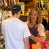 Kevin Richardson des Backstreet Boy et sa femme Kristin font des achats dans la boutique Havaianas avant d'aller admirer la vue de Rio de Janeiro, le 11 juin 2015