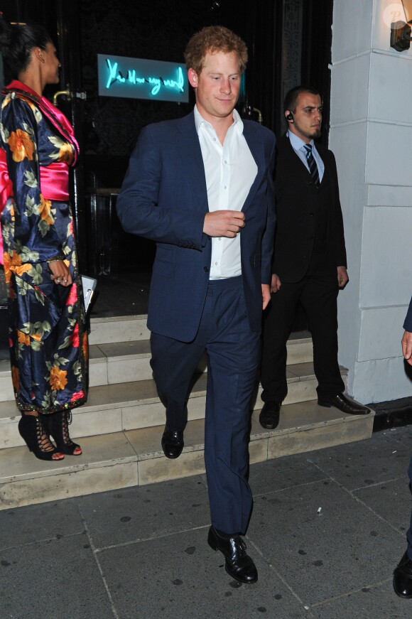 Le prince Harry à la sortie du Geisha, nouveau club de Guy Pelly, dans la nuit du 11 au 12 juin 2015 dans le quartier de Fulham à Londres. 