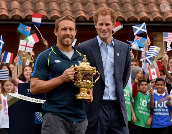Le prince Harry donnait le 10 juin 2015 le coup d'envoi, au stade de Twickenham à Londres, du Trophy Tour, la tournée de la coupe Web Ellis à cent jours du Mondial de rugby 2015, en compagnie de Jonny Wilkinson et Will Greenwood.