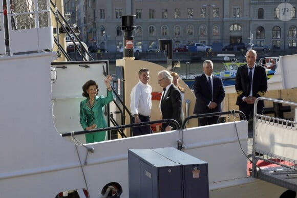 La reine Silvia de Suède et le roi carl Gustav - Arrivées au dîner à bord du S/S Stockholm la veille du mariage du prince Carl Philip de Suède et de Sofia Hellqvist à Stockholm le 12 juin 2015  Queen Silvia, king Carl XVI Gustaf Arrivals for the pre-wedding dinner - Royal wedding of Prince Carl Philip and Sofia Hellqvist in Stockholm, Sweden12/06/2015 - Stockholm