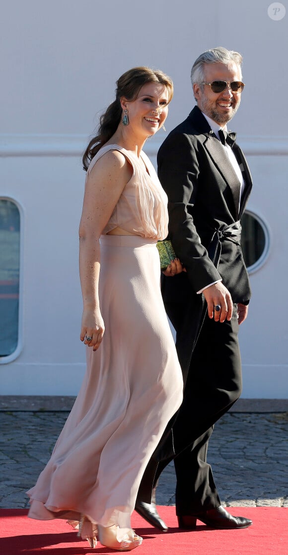 La princesse Martha Louise de Norvège et son mari Ari Behn - Arrivées au dîner à bord du S/S Stockholm la veille du mariage du prince Carl Philip de Suède et de Sofia Hellqvist à Stockholm le 12 juin 2015  Princess Märtha Louise, Ari Behn Arrivals for the pre-wedding dinner - Royal wedding of Prince Carl Philip and Sofia Hellqvist in Stockholm, Sweden 2015-06-1212/06/2015 - Stockholm